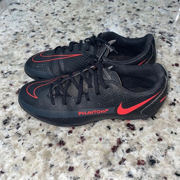 Youth Nike Phantom Cleats- size 2.5Y - Picture 2 of 3